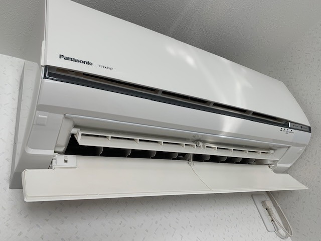天理市でお掃除機能付きエアコン4台の分解クリーニングです