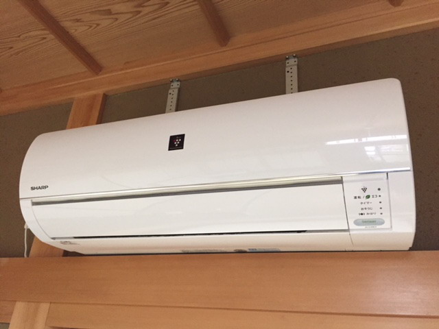 桜井市でシャープお掃除機能付エアコンと室外機各2台の分解洗浄です