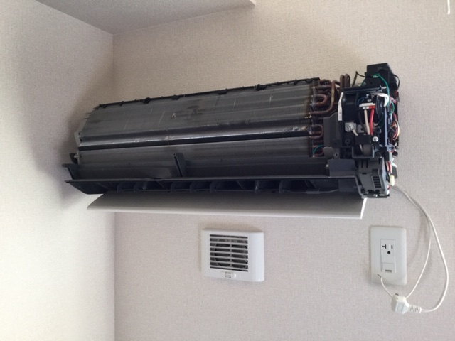 桜井市でお掃除機能付エアコン2台(AS-R22D-W)の分解クリーニングです